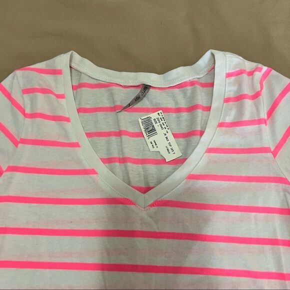 Heart & hips v-neck t-shirts in a size small. - Picture 2 of 6